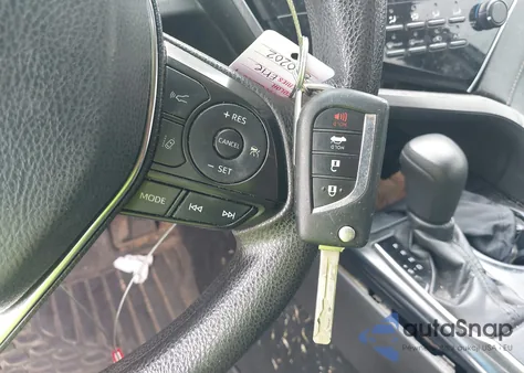 2018 Toyota Camry Le z USA, uszkodzony, nr VIN 4T1B11HK1JU590202